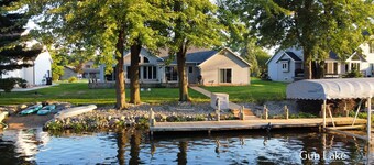 Gun lake 4 Bed 2.5 Bath Home w/2 car garage, kayaks, paddleboards, free Wi-Fi