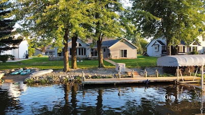 Gun lake 4 Bed 2.5 Bath Home w/2 car garage, kayaks, paddleboards, free Wi-Fi
