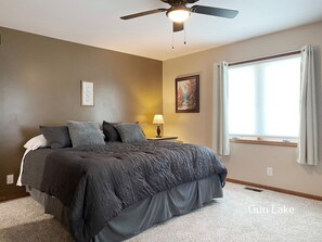 4 Schlafzimmer, Schreibtisch, Bügeleisen/Bügelbrett, Reisekinderbett