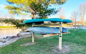 Un soporte para kayaks con varios kayaks asegurados.