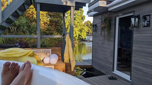 Tulana Taggs, floating home & hot tub on idyllic island-Hampton Court & Richmond