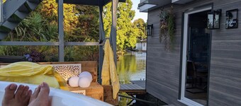 Tulana Taggs, floating home & hot tub on idyllic island-Hampton Court & Richmond