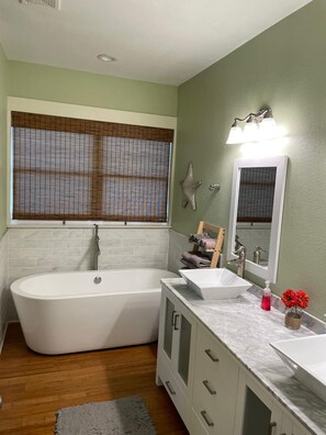 Badewanne, Handtücher, Seife, Toilettenpapier