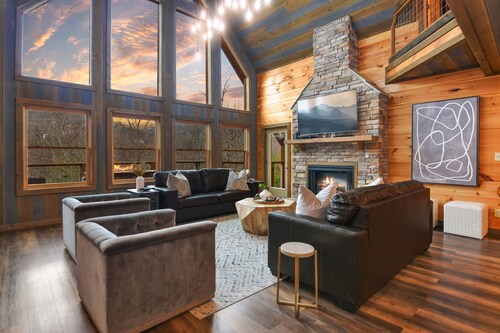 "Southern Falls" - Luxury Pool Cabin in The Summit at Bluff Mtn! Pickleball coming soon!