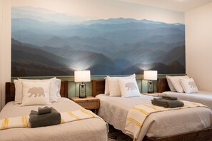 8 bedrooms, iron/ironing board, travel cot, free WiFi - Breathtaking Views-Games-Cinema-SPA | Cardinal Ridge (Candler)