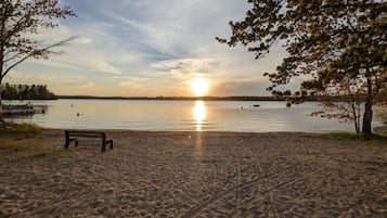 在海灘附近、躺椅