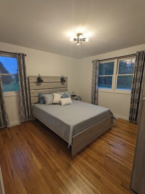 2 bedrooms, travel cot, WiFi, bed sheets - Beautiful home with 150ft sandy beach and private boat launch on Big Sebago!!!!! (Raymond)