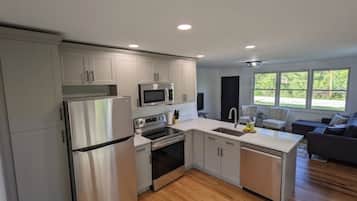 雪櫃、微波爐、焗爐、爐具