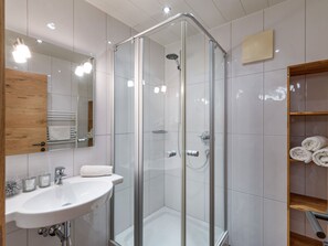 Een douche, handdoeken