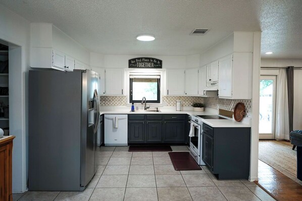 冰箱、微波炉、烤箱、炉灶