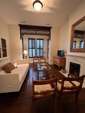 Smart-TV, Kamin, Bücher, Stereoanlage