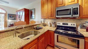 Jääkaappi, mikroaaltouuni, uuni, liesi