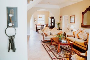 TV - Grand Cayman's Award-Winning Shangri-La Bed & Breakfast - Relaxing Bamboo Room (West Bay)