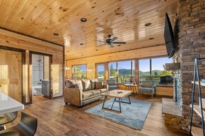 Smart TV, chimenea, videojuegos y reproductor de DVD 