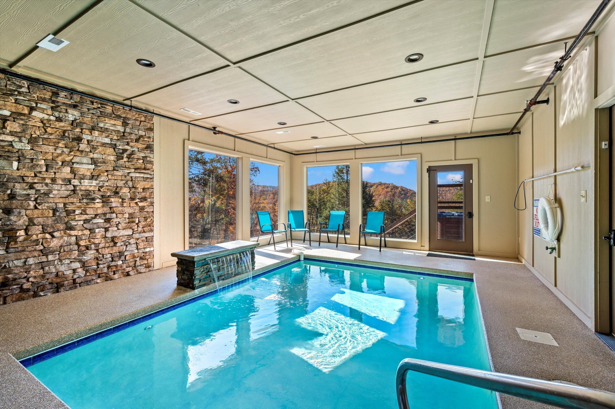 Una piscina cubierta, una piscina climatizada