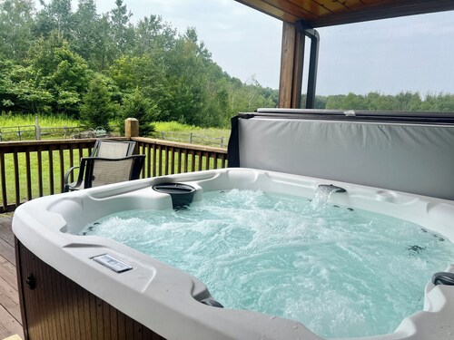 Salmon River Waterfront Lodge w/ Soothing Hot Tub
