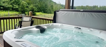 Salmon River Waterfront Lodge w/ Soothing Hot Tub