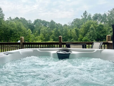 Salmon River Waterfront Lodge w/ Soothing Hot Tub