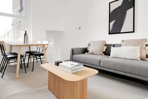 Télévision, cheminée, chaîne hi-fi