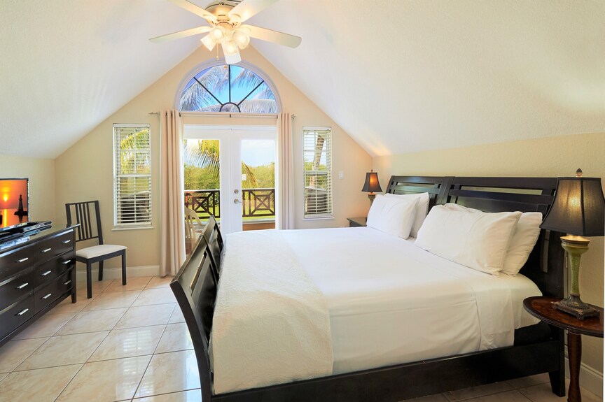 Immerse In Tranquility Of Travellers Room At Award-winning Shangri-la B & B - West Bay