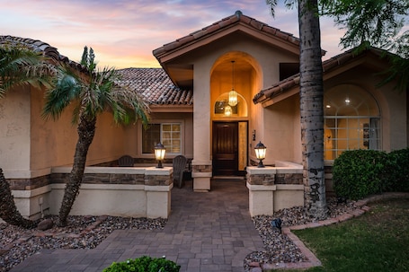 Exterior detail. 🏜Good Vibes~Pool~ Hot-Tub~ GIG Wi-Fi ~Sleeps 9~BBQ🏜
