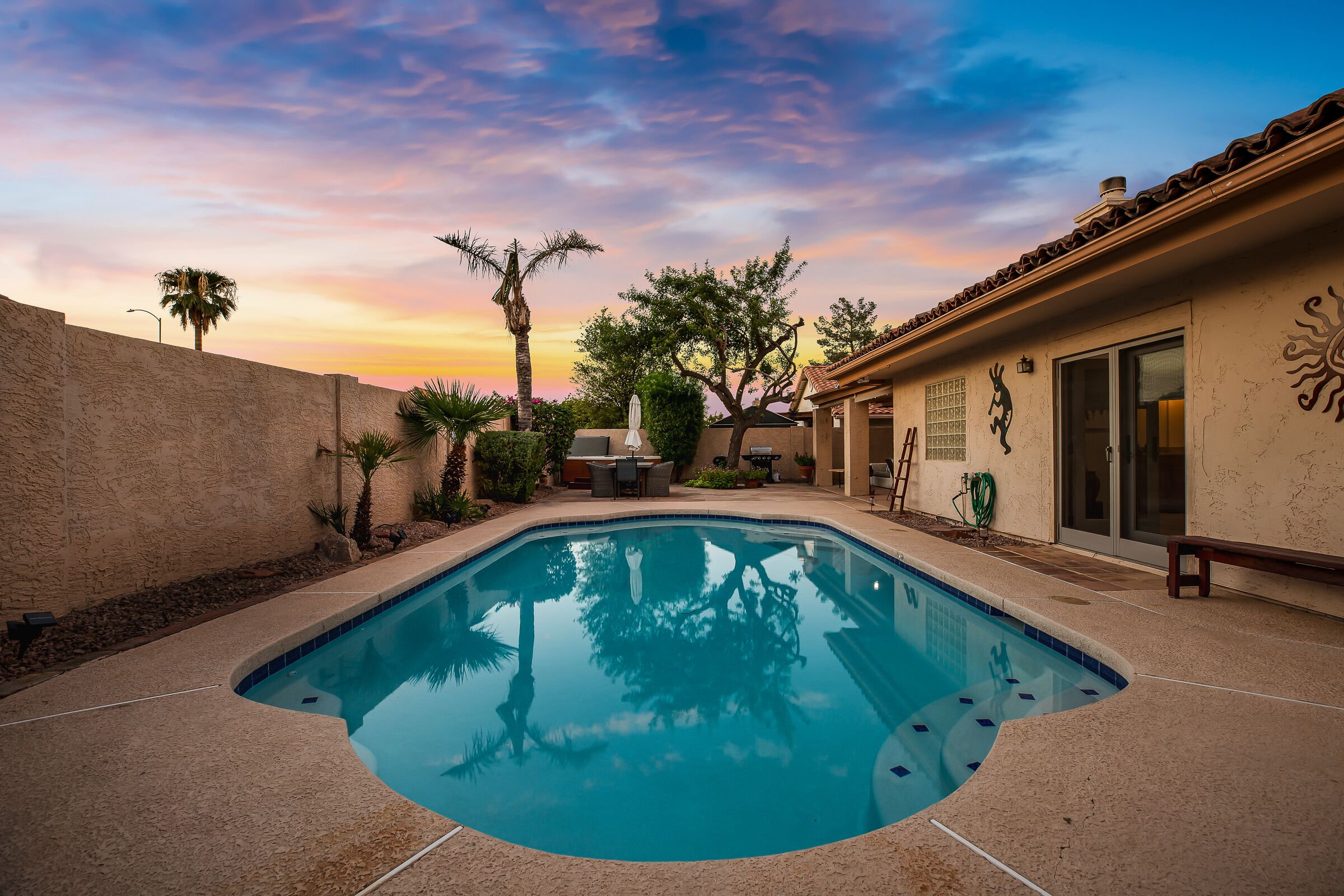 Utendørsbasseng og et oppvarmet basseng