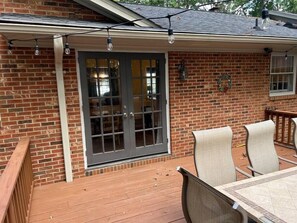 Outdoor dining - Cheerful 5 bedroom 3.5 bath very spacious home. (Indian Trail)