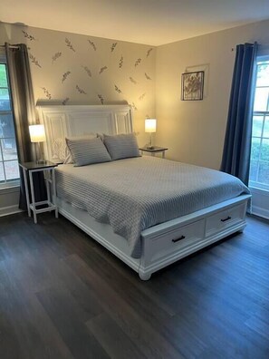 5 bedrooms, iron/ironing board, WiFi, bed sheets