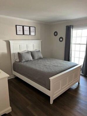 5 bedrooms, iron/ironing board, WiFi, bed sheets - Cheerful 5 bedroom 3.5 bath very spacious home. (Indian Trail)