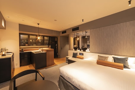 King bed room, Non smoking | In-room safe, blackout drapes, free WiFi, bed sheets. Hotel Keihan Namba Grande