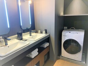 Combined shower/tub, free toiletries, hair dryer, slippers - Hotel Keihan Namba Grande (Osaka)