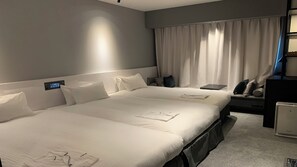 In-room safe, blackout drapes, free WiFi, bed sheets - Hotel Keihan Namba Grande (Osaka)