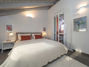 3 chambres, coffres-forts dans les chambres, fer et planche à repasser