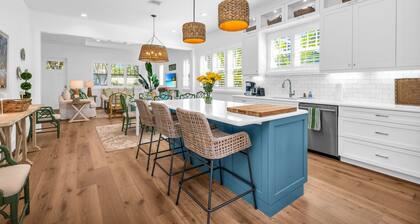 The Luxe Sunshine Villa w/ *Private Pool House*