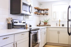 Réfrigérateur, four à micro-ondes, un four, surface de cuisson