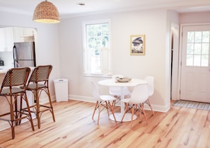 Dining - Sleeps 10•5 Beds•3 min to DT Beaufort•12 min to Parris Island 🇺🇸•Shaded Deck (Beaufort)