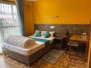 7 Schlafzimmer, Zimmersafe, Schreibtisch, Bügeleisen/Bügelbrett