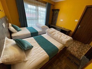 7 Schlafzimmer, Zimmersafe, Schreibtisch, Bügeleisen/Bügelbrett
