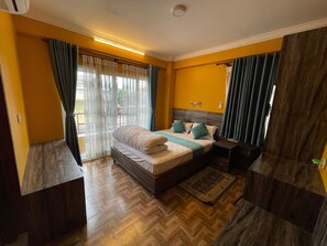 7 Schlafzimmer, Zimmersafe, Schreibtisch, Bügeleisen/Bügelbrett