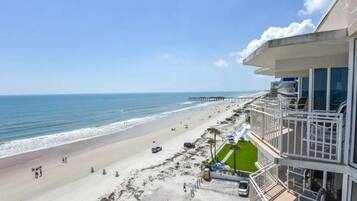 Plage, chaises longues, serviettes de plage