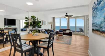 Penthouse Oceanfront Luxury condo, French doors, big views, sunrise and sunset
