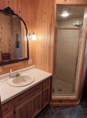 Regadera, jabón, papel de baño 
