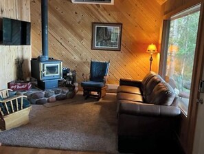 Smart-tv, pejs, dvd-afspiller, bøger