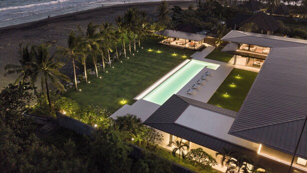 A modern resort with a swimming pool, beachfront views, and a well-maintained lawn. - Saba Estate Luxury Villa Bali (Blahbatuh)