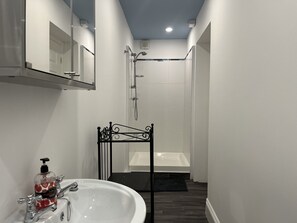 Shower, hair dryer, towels - BlaydonBurn - Sleeps 4,5 - Parking - Yard (Blaydon-on-Tyne)