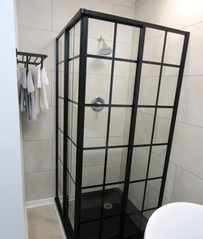 Haartrockner, Handtücher, Seife, Shampoo