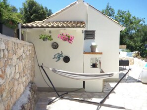 Property grounds - Lovely Studio in Strinilas with its own pool (Strinilas)
