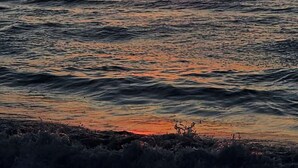 A sunset over a body of water with a clear horizon. - Lovely Studio in Strinilas with its own pool (Strinilas)