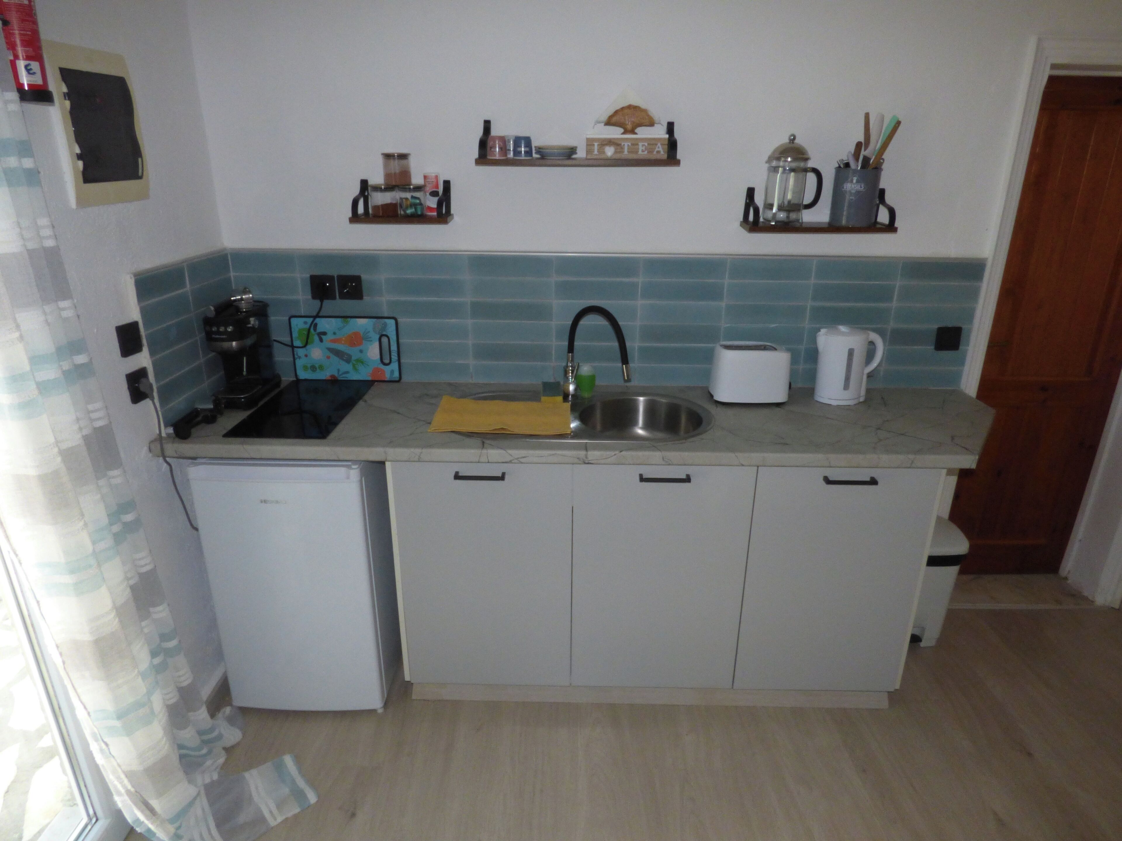 Kühlschrank, Mikrowelle, Ofen, Herdplatte