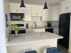 Réfrigérateur, micro-ondes, four, plaque de cuisson